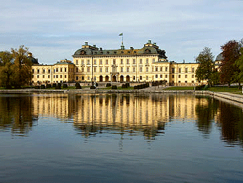 drottningholms-slott-vid-vattnet-foto-alexis-daflos